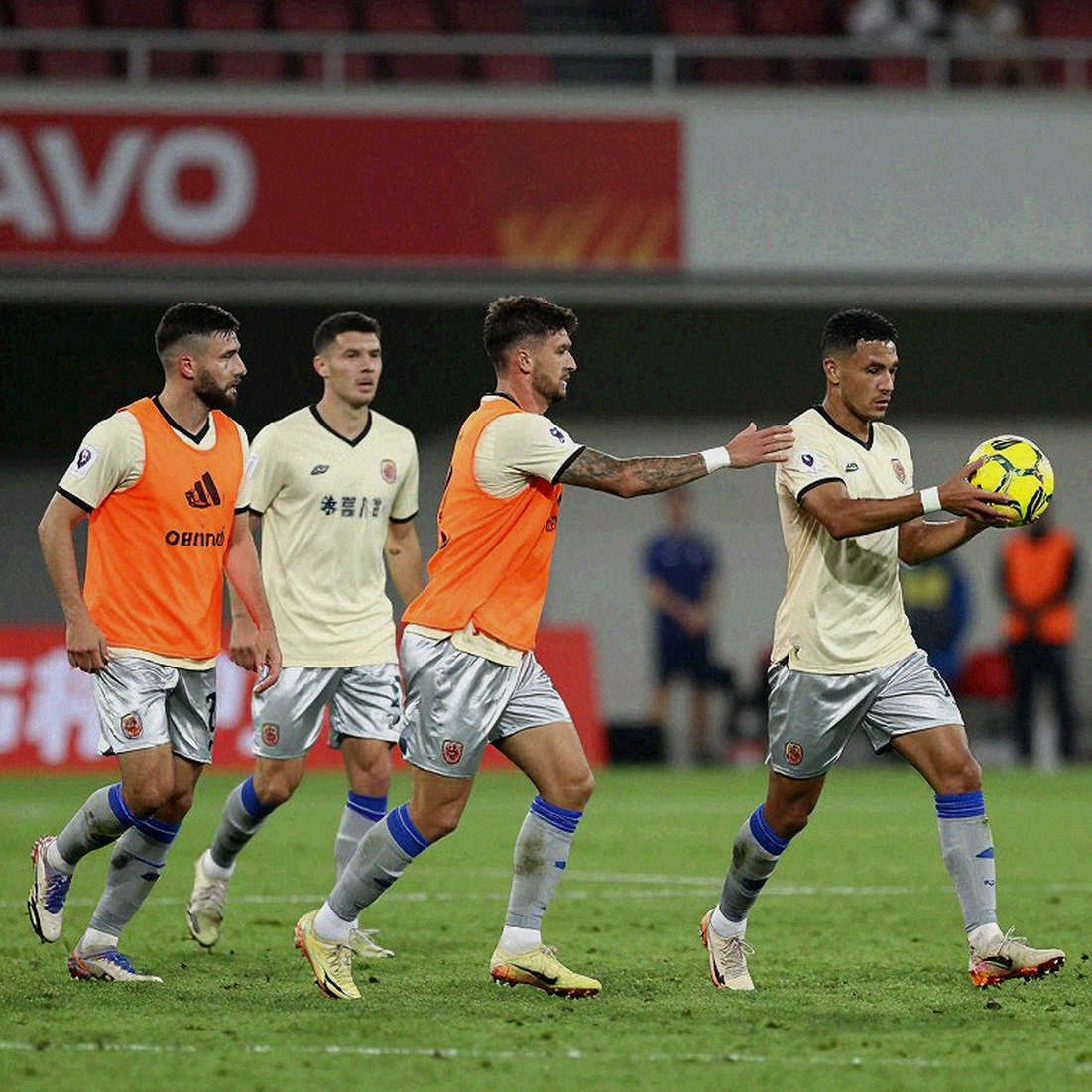 Barcelona và Racing Santander: Đường cao tốc không có lan can