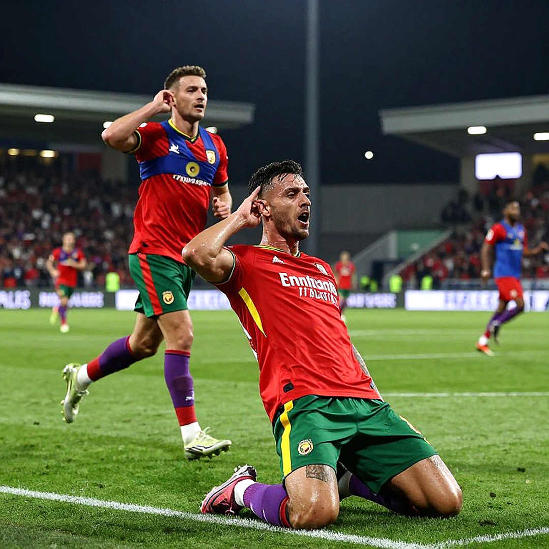 Alan Pulido khoác áo Chivas lần nữa: Cú trở lại không có chữ ký, không có hợp đồng