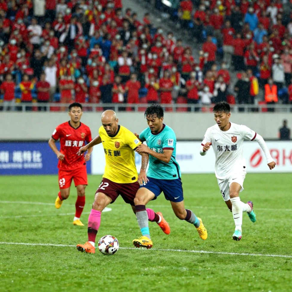 Rion Ichihara – The 21-Year-Old Japanese Center-Back and His Journey to Conquer the Europa League at AZ Alkmaar Rion Ichihara – The 21-Year-Old Japanese Center-Back and His Journey to Conquer the Europa League at AZ Alkmaar
