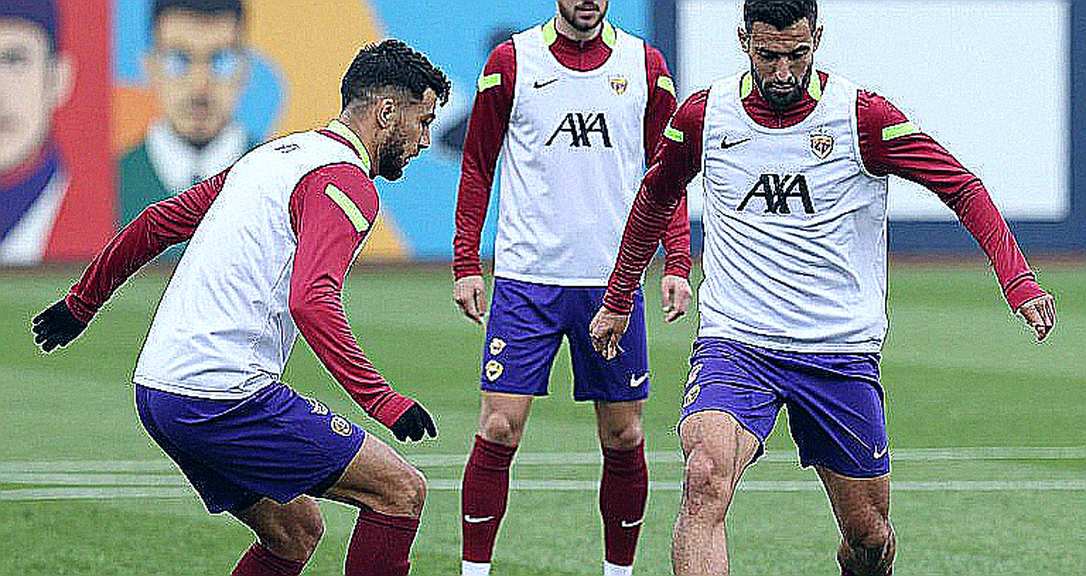 Bảng mã Milito và 11 cái tên: Khi Chivas chọn kiểm soát bóng ở Clásico Nacional